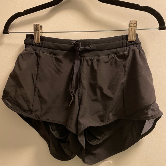 Lululemon Hotty Hot Short (2.5") - Size 6 - Picture 2 of 4